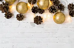 圣诞背景与冷杉松果和金色的节日球。圣诞壁纸。圣诞、新年作文用文字抄写空间。平躺，俯视图