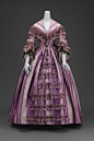 #服装# 在博物馆看到的一条1850年代古董裙，很怡人的紫色条纹面料，洛可可式袖子，前摆与披肩上装饰着流苏，经过漫长的时光依然如此美丽。图五与它演对手戏的这件粉色叠层纱裙也是我以前放过的，超梦幻！