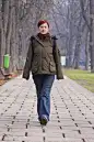 在公园散步的少年