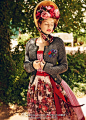 Dirndl~~~~"佃兜服",这是一种典型的胸部可系紧的民族服装,Dirndl 德国巴伐利亚州传统的民族服饰