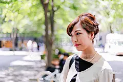 都会を歩く可愛い女性