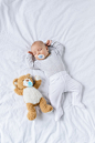 宝宝和玩具睡觉照片素材