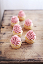 Pretty Raspberry Buttercream Swirl on Blondie Cupcakes #赏味期限# #吃货# #甜品#