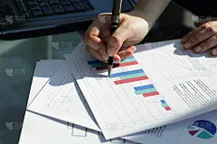 关闭了。女商人检查财务计划表