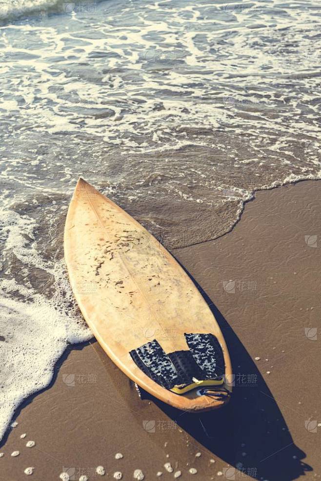 在沙滩上的冲浪板