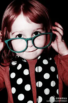 [] 女孩教育当父母对孩子的“喜怒无常”头痛不已时，也要低头看看自己了，是不是因为自己在工作、家庭等等遇到困难，带来的坏情绪间接地影响到宝宝，造成了孩子心灵上的“污染”，让他们也逐渐喜怒不定。如果是这样，爸爸妈妈们需要学着在宝宝面前控制自己的坏脾气，尽量冷静后再面对孩子。来自:新浪微博