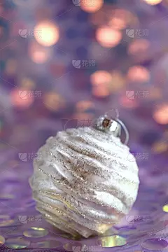 圣诞装饰。银色圣诞球在紫色与粉红色的散景背景。新年喜庆的背景。闪亮的手机壁纸