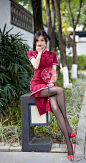 美女旗袍写真：红色旗袍配性感黑丝，玲珑身材尽显东方女性神韵 - 知乎