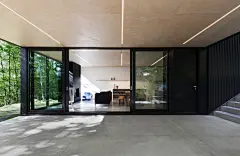 童话双三角－魁北克森林小屋
Jean Verville  加拿大  魁北克

坐落在铁杉林深处的FAHOUSE像是一栋只可能存在于童话中的小屋。建筑师Jean Verville通过探索光的透明与不透明形成的对比，设计出这个像两株巨大针叶树的图形组合，为建筑更增添了梦幻般的感觉。两个来源于房屋的最初原型的三角柱完美地诠释了整个项目的“童年”特点。