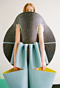 #创意##时装设计#时装设计师Valeska JASSO科利亚结合金属，泡沫和乳胶创建孟菲斯影响的成衣威斯敏斯特大学的她的研究生collection.Valeska JASSO科利亚多选择的材料不同寻常的结合，创造出大胆的造型让人联想到家具从20世纪80年代米兰的设计运动铅由设计师索特萨斯。“我的形状由孟菲斯风格的家具和室内装饰的启发，”JASSO科利亚告诉Dezeen。“我爱的几何形式。”使用泡沫片材作为基材，JASSO科利亚不同颜色粘在乳胶层。