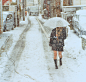 日本的美本就带一点清冷，何况是在雪里。

即便如此，街上也还是会有穿裙子跟短袜的女孩，缓缓走在覆雪的路上，不疾不徐。