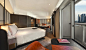 新加坡费尔蒙酒店客房内的一张或多张床位
