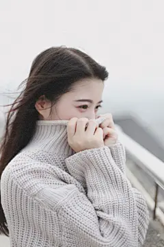 秋天，总是有些薄凉的，而心事，却在掌心里捂热了，寂静的风里，思绪穿过蒹葭水湄，飘向了遥远的远方。#摄影#头像#女生#壁纸#