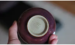 器世界精品钧瓷茶具#任星航# 星航钧窑 钧瓷茶杯 品杯 茶道礼品收藏  “杯中回春显翠微，醇香浓郁溢心脾。”这首诗句说的就是茶。中华国粹有茶文化，在现代都市中，越来越多的人追求茶艺，静心养生，小憩茶谈很雅致。一套得心应手的茶具就尤为重要，小巧玲珑，清新古韵淡雅，细品一器一世界。