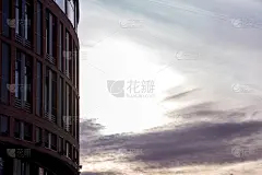 办公楼的现代立面是一个抽象的片段，钢结构上有闪亮的窗户。伟大的背景为名片，传单，横幅与空间的题词或标