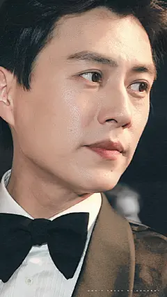 靳东❤靳东米兰时装周
渣调色 || 壁纸9p
你是云 是光 是微风 是宿命里的那道光 也是黑白世界里的美梦 是永远隔着纱的前方@靳东 ​​​