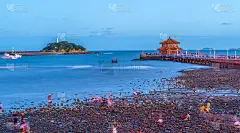 青岛美丽的海岸线和夜间城市建筑景观