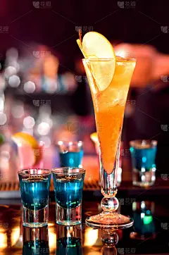 蓝色、 强小眼镜和 appletini 在酒吧等待送达的含酒精饮料