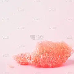 红珊瑚葡萄柚片，粉彩背景。最低限度的健康新鲜水果。葡萄柚多汁的果肉。时尚简约的时尚概念。为文本复制空