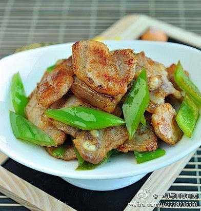 【盐煎尖椒五花肉】：1. 稍稍解冻的五花...