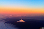 受智利火山灰飘散的影响，新西兰Mount Taranaki雪山顶凝结成一圈灼热的“光环”，呈现出奇特的景观。