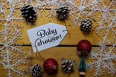 婴儿淋浴书写标签与木制背景。圣诞装饰框架。