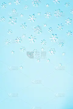 白色雪花在蓝色背景上制成的冬季图案。前视图。平的。冬天的作文。圣诞节，新年的概念。