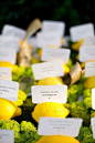 用柠檬来举办一场清新的夏日婚礼+来自：婚礼时光——关注婚礼的一切，分享最美好的时光。#柠檬# #婚礼灵感# #创意领位卡#