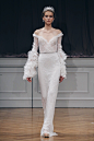 Alon Livne White 2017 婚纱系列.  繁复的细节和层叠的纱，让婚纱看起来很像是高定的礼服。