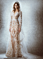 Zuhair Murad 2015 秋冬婚纱系列 / 延续浪漫基调，强调腰身与深V设计以展现女性柔美迷人的身段。除了大蓬裙和贴身鱼尾，隐隐约约的裸露感显得前卫而大胆，为新娘们打造出一季性感嫁衣。