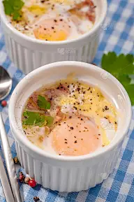 在模子里烤鸡蛋。