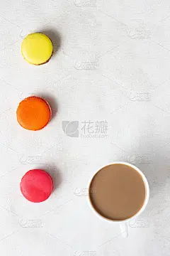 一杯咖啡配上五颜六色的法式马卡龙。