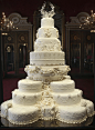 凯特王妃婚礼蛋糕：高贵奢华
威廉王子和凯特-米德尔顿的婚礼蛋糕可谓奢华至极，蛋糕每一层都由糖衣覆盖，而且每一层都会有一个不同的主题。蛋糕主题采用极细的糖衣来制作立体的花朵树叶装饰，不管是细节还是整体，给人一种奢华神圣的皇室范儿。