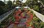 伯恩利公共屋顶花园位于澳大利亚墨尔本大学伯恩利校区。由HASSELL与墨尔本大学中处 于世界领先领域的屋顶绿化和都市园艺研究人员密切合作完成。绿色基础设施为城市带来 的美化和舒适效果是显著的，屋顶花园则可以更广泛的实现绿化， 伯恩利屋顶花园是一个开创性的屋顶花园，旨在用可持续的发展方式，以降低能耗和水耗 为前提，提供一个最大限度利用现场环境的低造价屋顶花园。展示出在大型社区，绿色基 础设施改造我们城市的潜力。