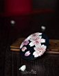 胸针－绣色小哑

#绣色# #刺绣# #手工#