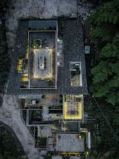 刘家山舍 - hhlloo : 设计最终以一个内低外高的单坡屋面，协调了内部尺度宜人的四合院和外部高大形象的关系；顺应地势做了层层叠叠的露台，用露台的高差替代传统的围墙完成领域感的限定，向乡邻展现出友好开放的姿态