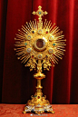 Monstrance(圣体匣; 圣体光; 圣体盒；等)，罗马天主教, 圣公会教堂等在一些宗教仪式上面使用的一种祭具，多为镀金银制品和镀金铜制品
@天主教中文网 ​​​​