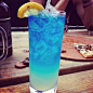 Blue Hawaii（蓝色夏威夷）材料：1oz白兰姆(Rum)、1 oz 蓝柑酒(Blue Curacao)、2 oz 凤梨汁、1 oz 椰浆奶、7-UP汽水 。DIY方法：除7-UP汽水外，全部材料放入shake壶中，shake后倒入杯中，最后倒入7-UP汽水即可。