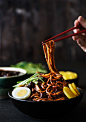 韩国黑豆面 - 一种美味的黑豆酱，在柔软耐嚼的面条上装满烤五花肉和蔬菜。绝对丰盛，健康和令人满意。