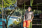 亚洲泰国华人男子微笑和放松在这个假期在自然环境的周末在绿色古亭