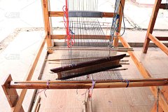 老字号织布机以传统织布抽象图案为背景