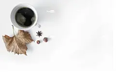白色陶瓷杯里面有黑色液体