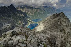 美丽的风景与高峰，石崖在山上和布莱克湖的观点，或莫尔斯基Oko湖在山谷。波兰Zakopane的热门旅