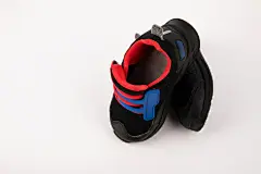 白底黑色透气跑鞋童鞋儿童用品摄影图