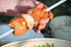 把生肉串起来。照片烹饪羊肉串，烧烤，烧烤，烤肉串或肉类。在夏天野餐时用烤肉串烤肉。烤猪肉