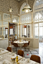 黎巴嫩的中东风情餐厅LIZA由巴黎设计事务所LISA Beirut设计，占地500平方，整个设计结合了中东当代建筑艺术和黎巴嫩美食文化。墙面使用了大量带有中东特色与元素的艺术砖，还有许多白色的建筑花格，经典的元素凸显情调。高雅的室内色彩搭配更让人觉得舒服。