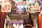 青年女子城市旅行用手机自拍图片下载