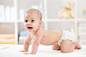 可爱的爬行宝宝在白色的毯子照片素材