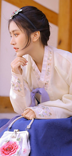 ｂ（*ˆ㉨ˆ）ｄ赞采集到女，现实12