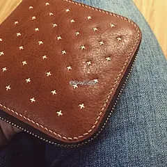 小短胖子磨合一段时间把皮子用软点以后倒还好用（只要习惯了拉链方向和不再纠结着想把七八张卡都塞进去......）然而还是长钱夹最好用了！功能齐全容量大。这个就是萌，没事总想拿出来揉揉捏捏。